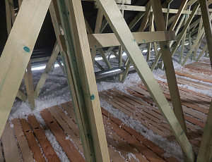 Zateplení stropu novostavby rodinného domu pomocí foukané izolace